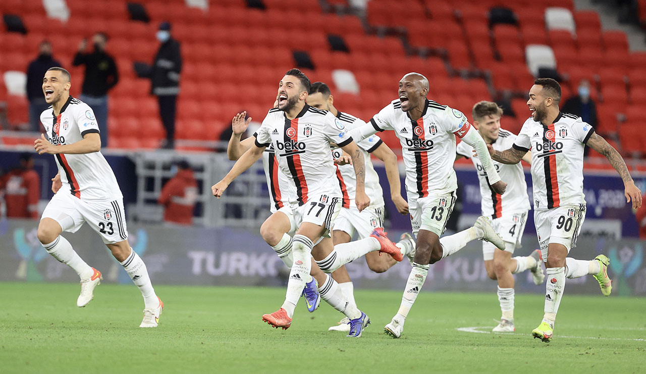 Katar'da Süper Kupa'yı Beşiktaş kaldırdı Katar'da Süper Kupa'yı Beşiktaş kaldırdı