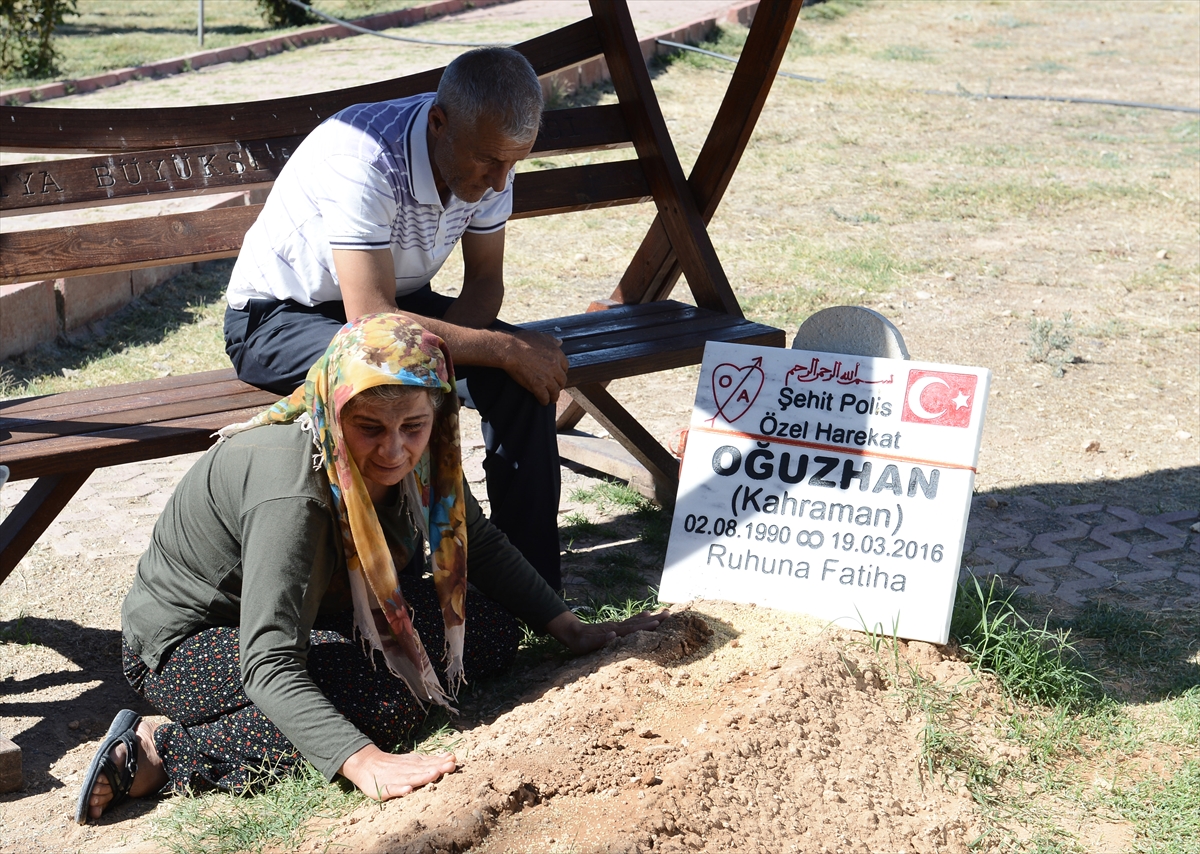 Şehitliğe oğlunun takım elbisesini götürdü