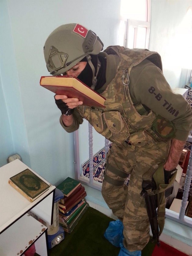 Kur'an-ı Kerim'i öpüp, başına koydu