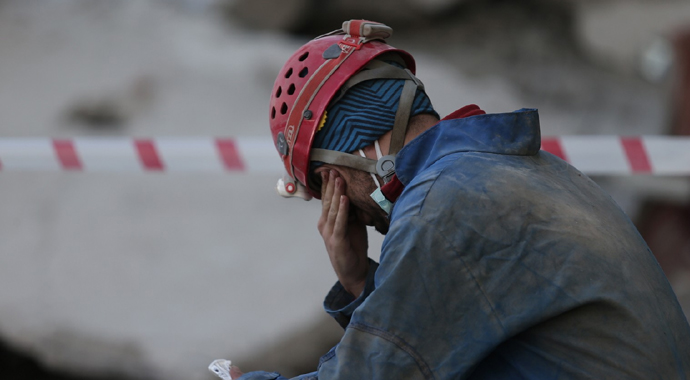 İzmir depreminde arama kurtarma personeli gözyaşlarını tutamadı