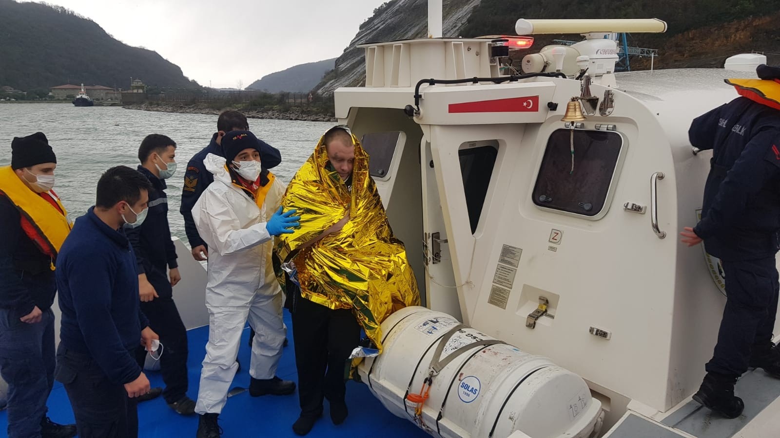 Karadeniz'de facia! Gemileri ikiye ayrıldı: Böyle kurtarıldılar
