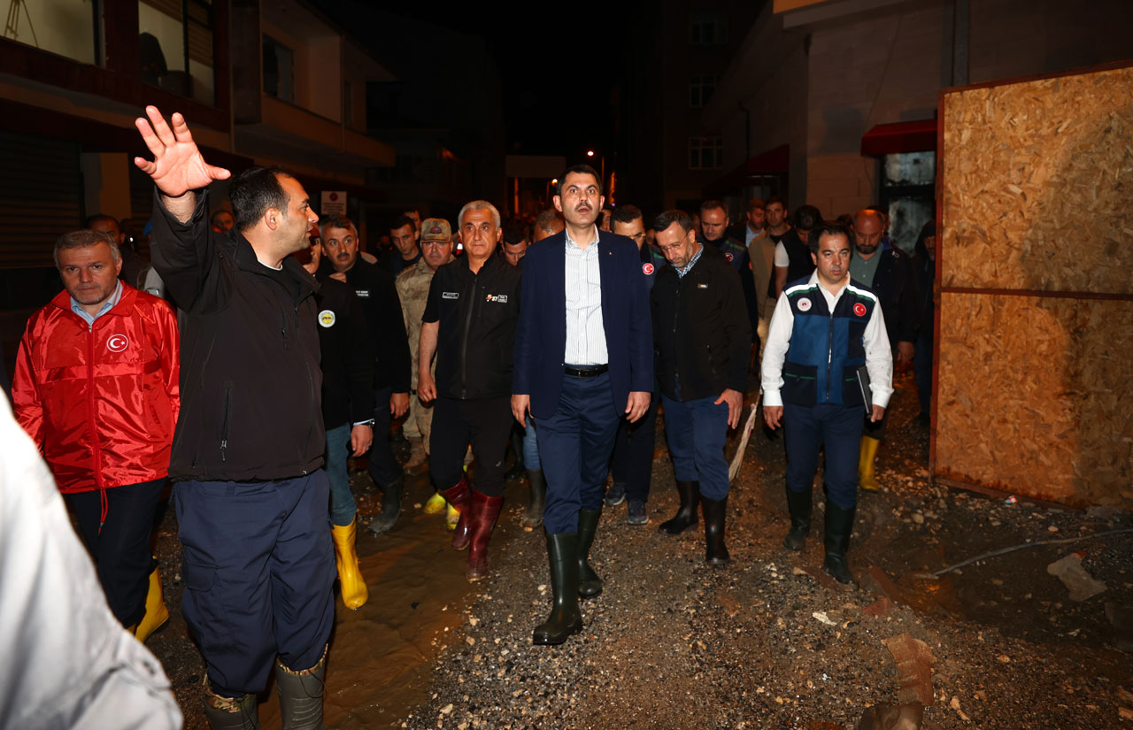 Bakan Kurum sel bölgesinde: Bir vatandaşımız kayıp