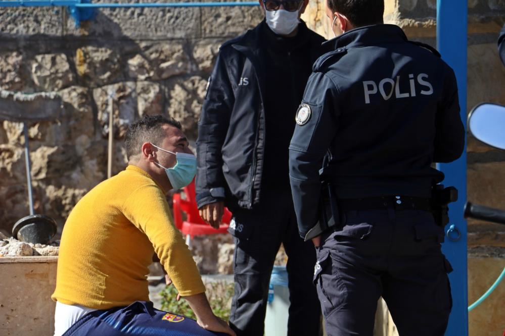 Ceza yiyeceğini düşünüp ağlayan kuryeye polis şefkati