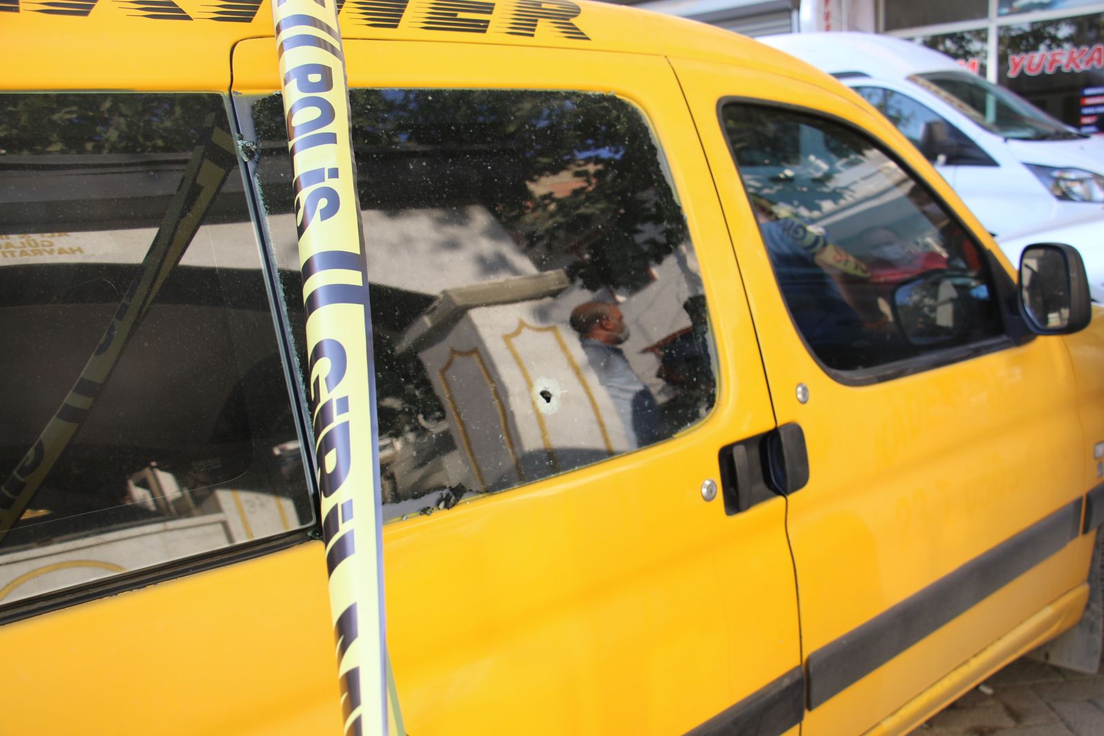 Korku dolu anlar! Araçlarla gelip çatıştılar...