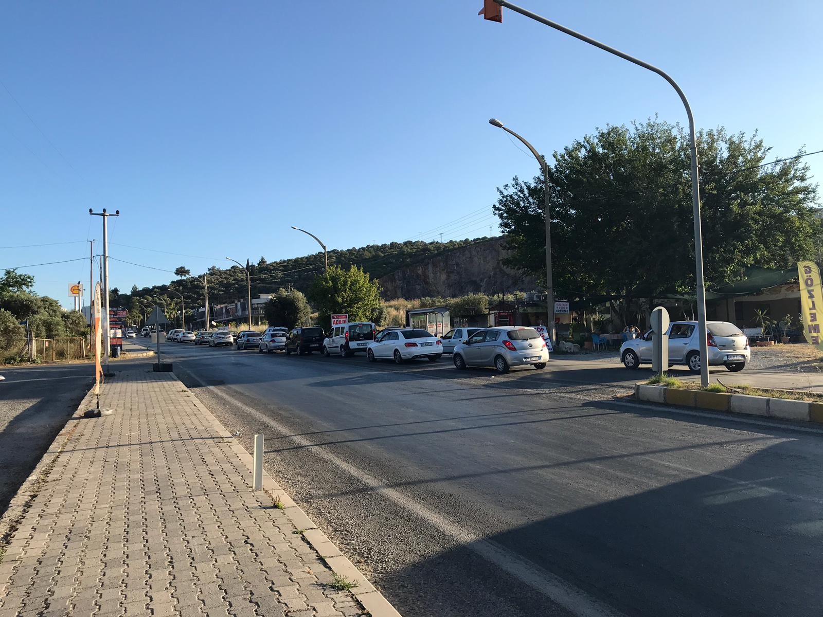 Kuşadası’nda kilometrelerce araç kuyruğu oluştu, tatilciler hala geliyor