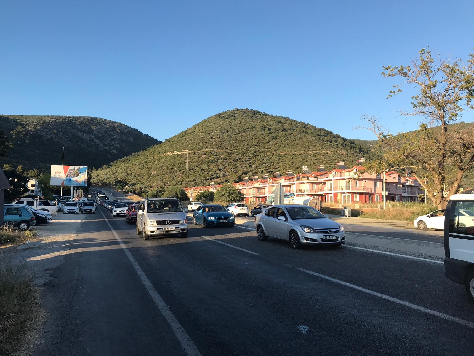 Kuşadası’nda kilometrelerce araç kuyruğu oluştu, tatilciler hala geliyor