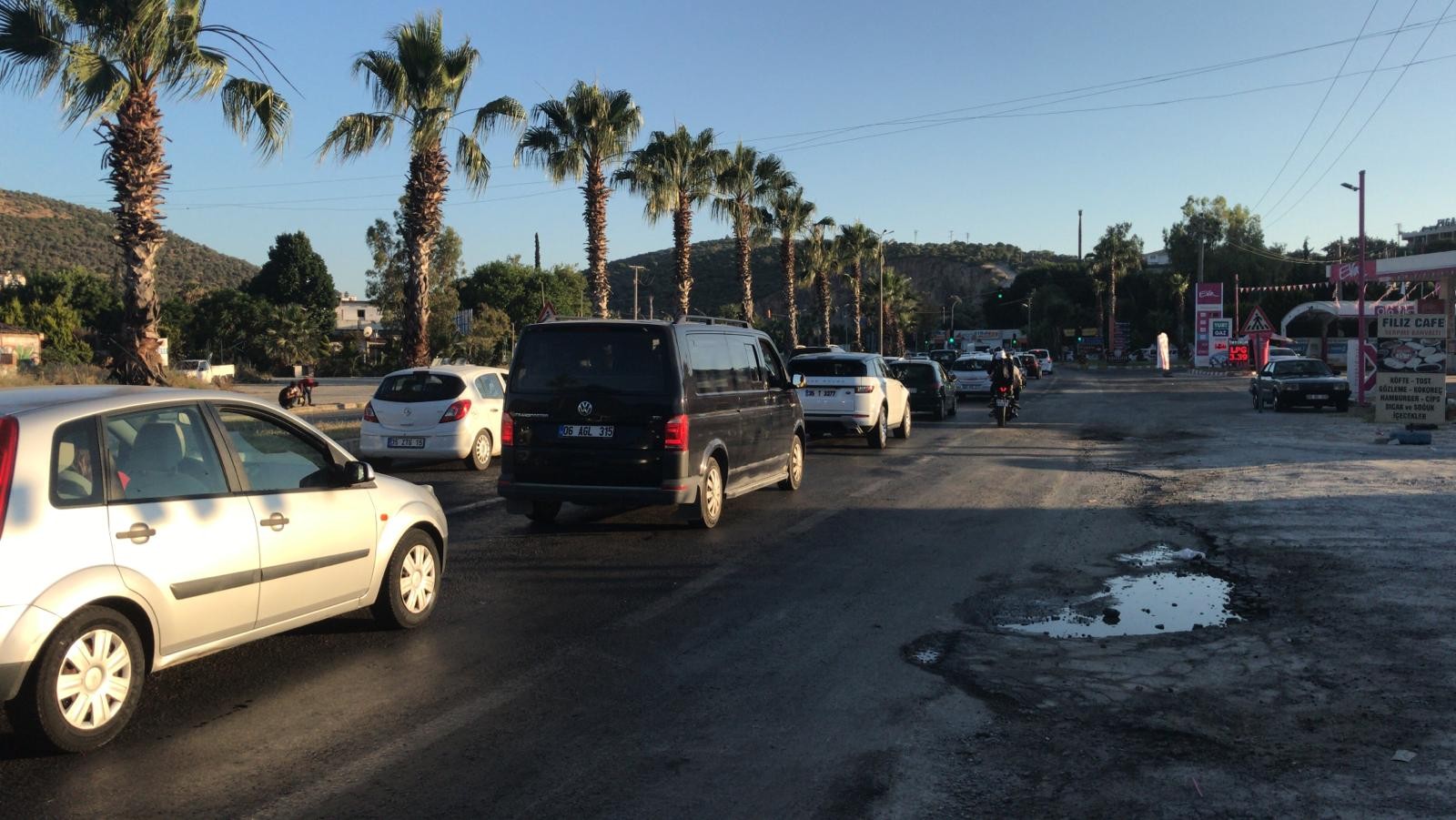 Kuşadası’nda kilometrelerce araç kuyruğu oluştu, tatilciler hala geliyor