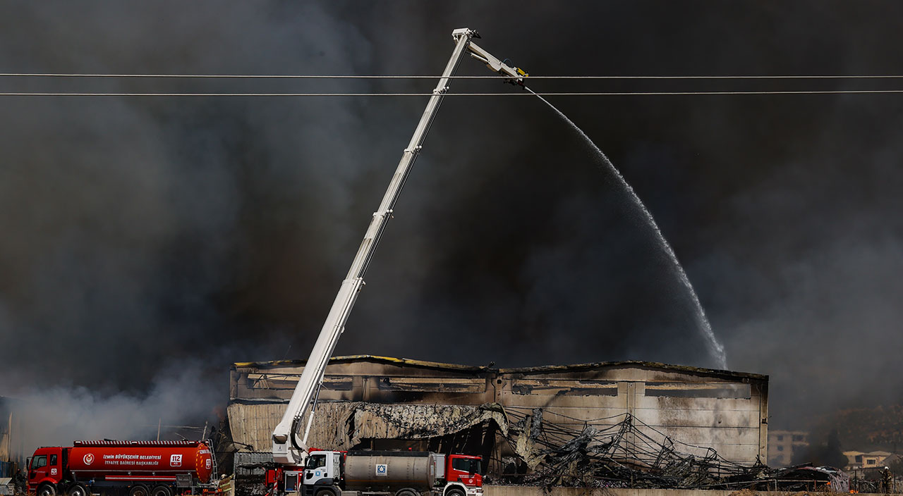 İzmir'de korkutan yangın! Kozmetik fabrikası alevlere teslim oldu