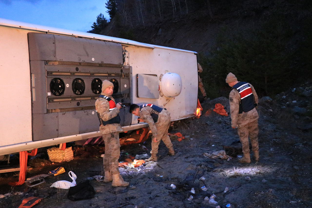 Erzincan'da yolcu otobüsü devrildi: 24 yaralı
