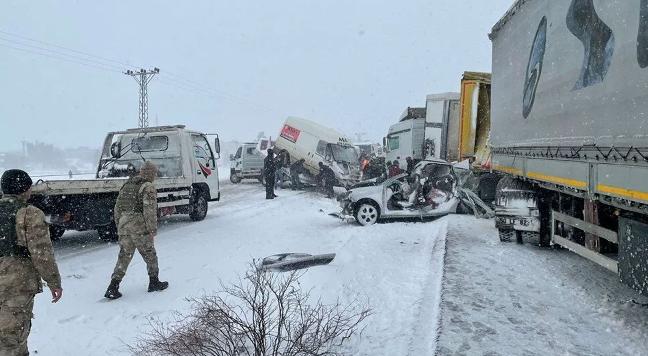 Mardin'de 8 araç birbirine girdi: 3 ölü, 12 yaralı