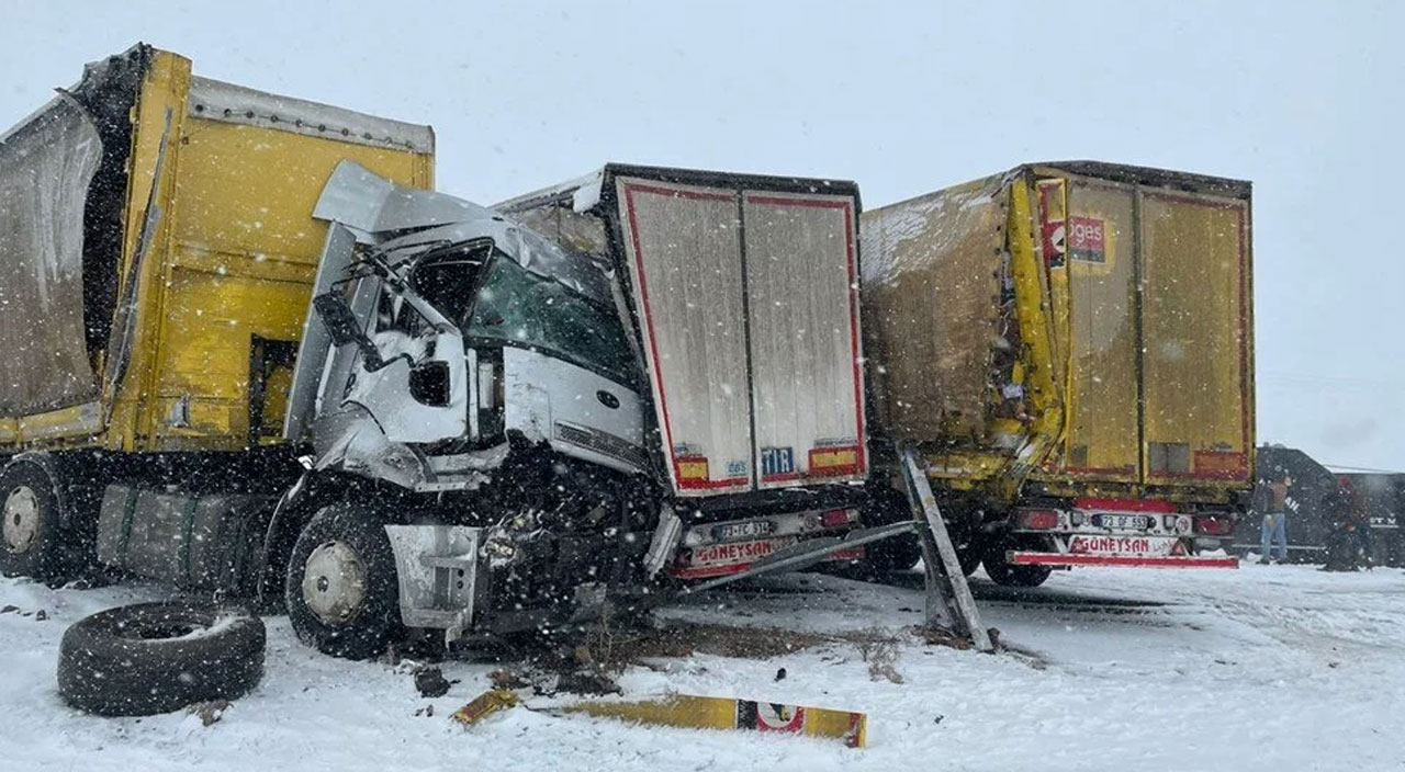Mardin'de 8 araç birbirine girdi: 3 ölü, 12 yaralı