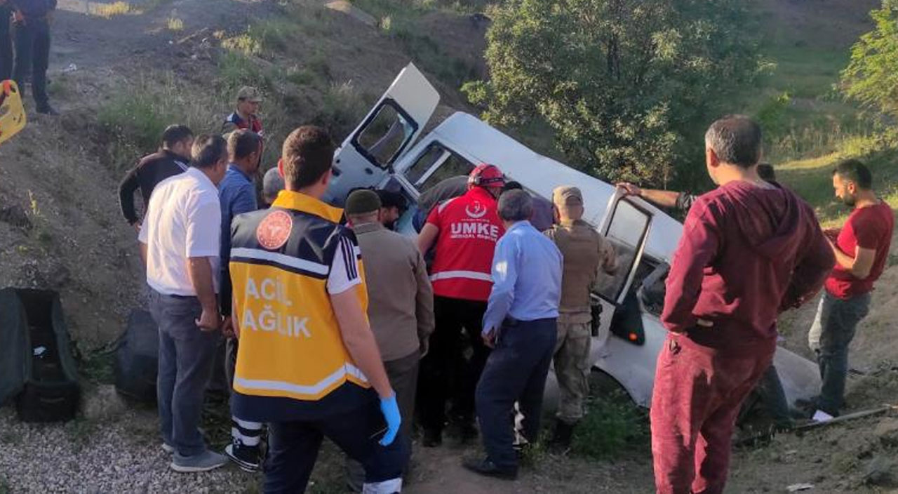 İşçileri taşıyan minibüs uçuruma yuvarlandı! Ölü ve yaralılar var