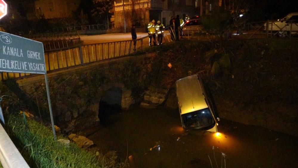 Sürücü, kanala uçan otomobilden burnu bile kanamadan çıktı