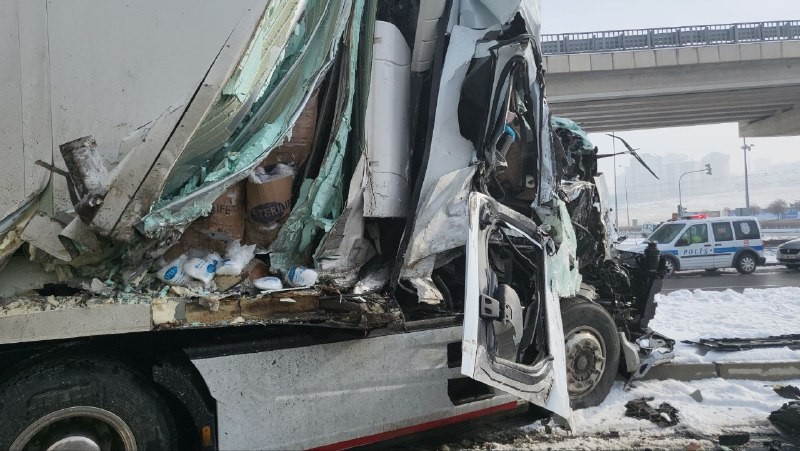 Feci kaza! Tır kağıt gibi ezildi