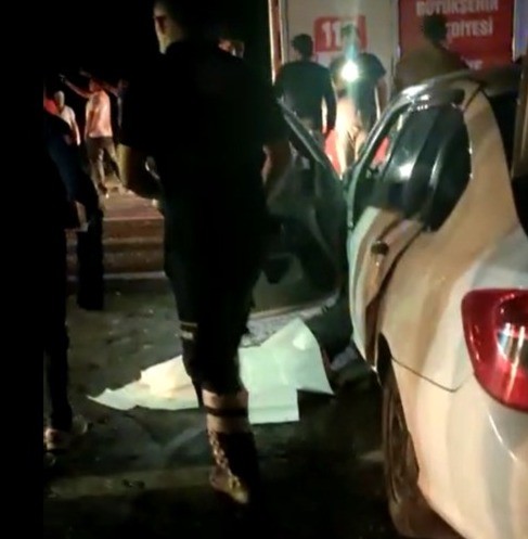Otomobiller kafa kafaya çarpıştı: Ölüler var