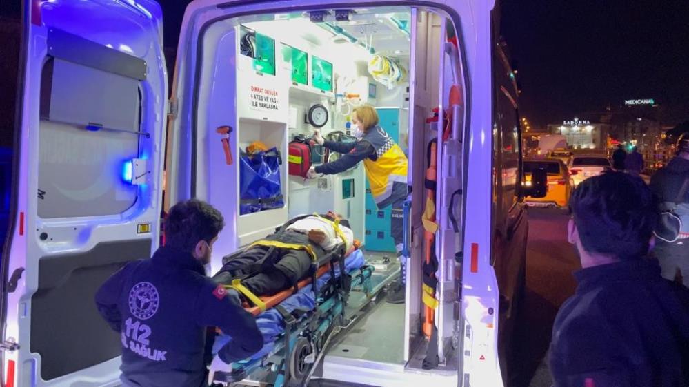 Aracı arıza verip emniyet şeridinde durdu, sürücü ağır yaralandı