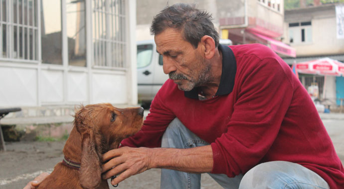 Selde kaybolan köpeği yüzerek geldi, sevince boğuldu