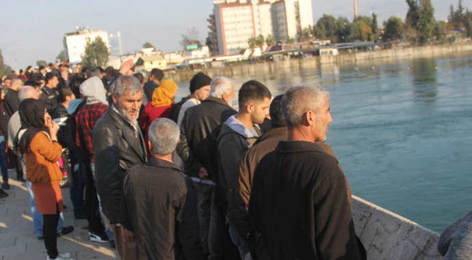 Kız çocuğu köprüden atlayıp kayboldu onlar fotoğraf çektirdi