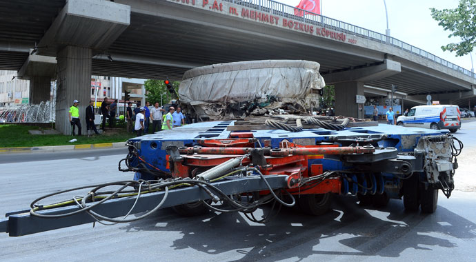 270 tonluk makine parçasını taşıyan tır trafikte güçlükle ilerledi
