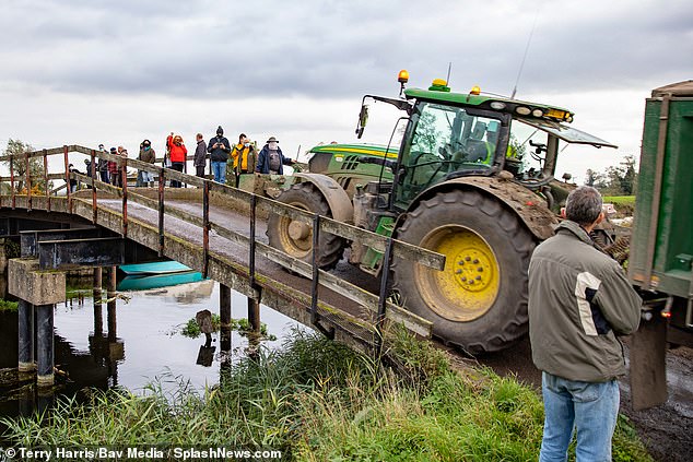 İki köyü birbirine bağlayan köprü paralı oldu