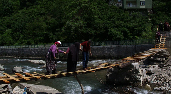 Mahallelinin köprü çilesi
