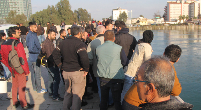 Kız çocuğu köprüden atlayıp kayboldu onlar fotoğraf çektirdi