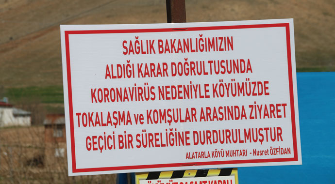 Bu köyde tokalaşma ve komşu ziyareti durduruldu