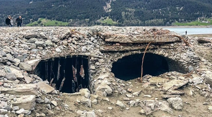 Sular çekildi, 70 sene sonra köy ortaya çıktı