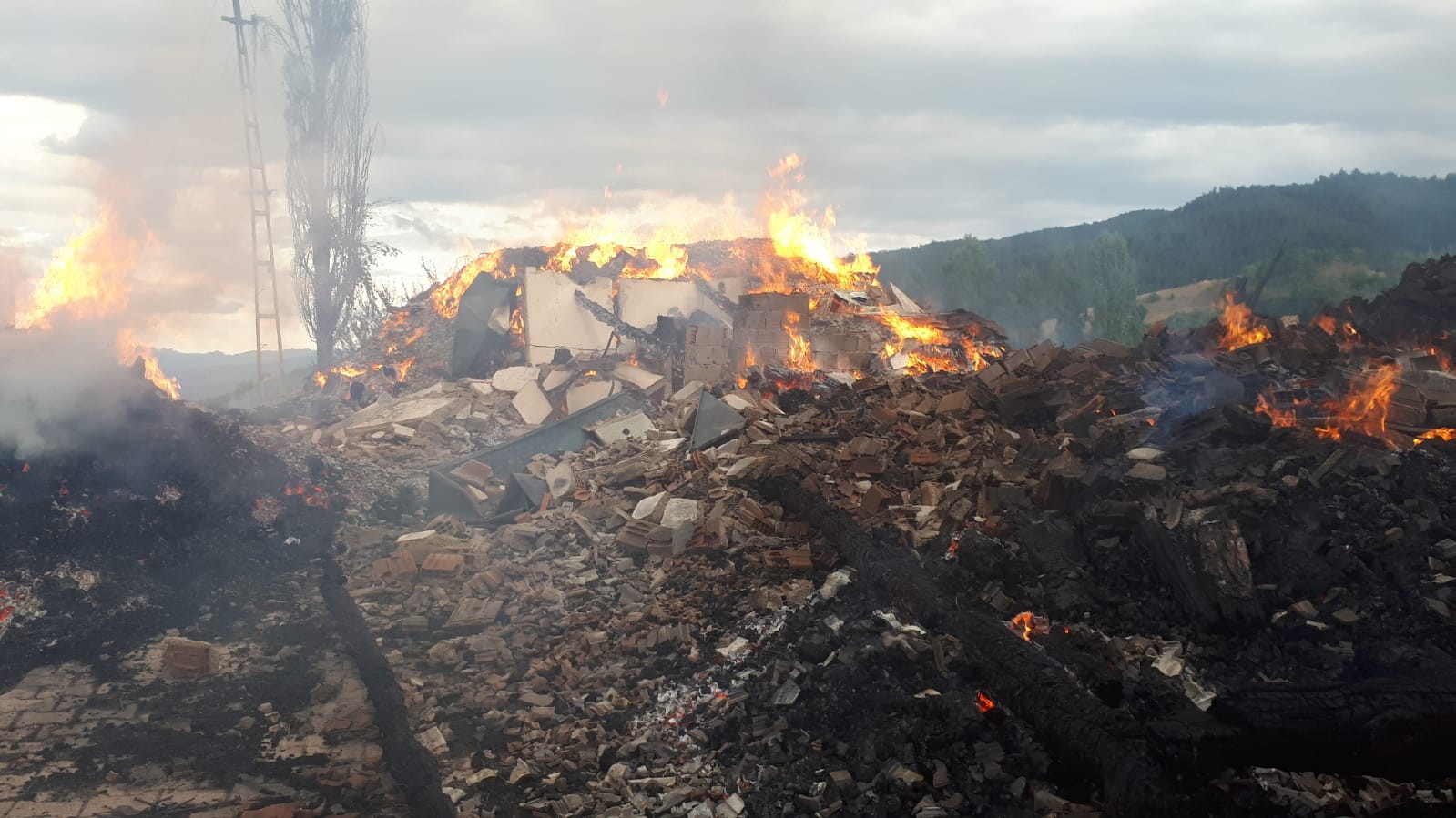 Çorum’da köyde yangın çıktı, 7 ev kül oldu