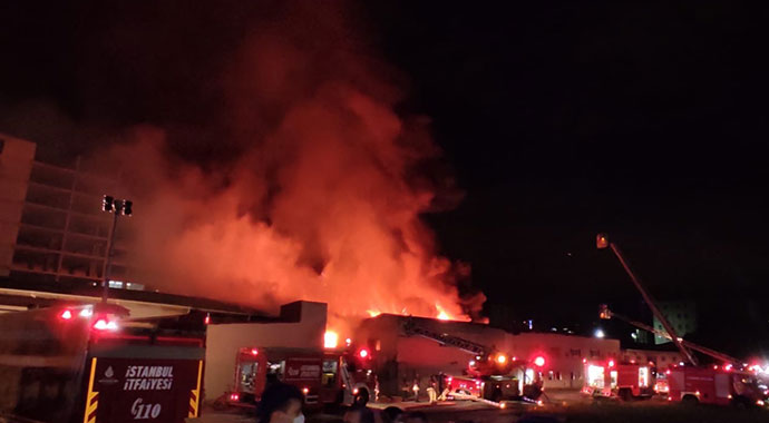 Küçükçekmece'de kağıt ambalaj fabrikasında yangın