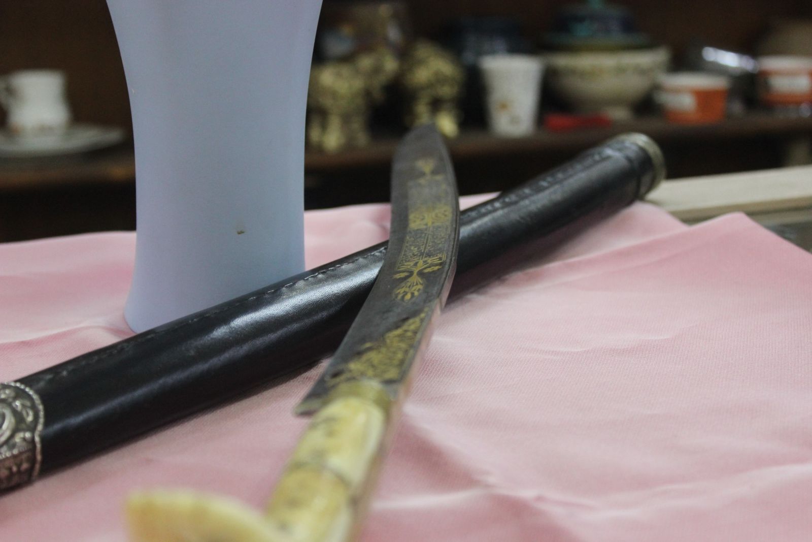 Altın işlemeli tam 218 yıllık... Otomobil fiyatına satışa çıkartıldı