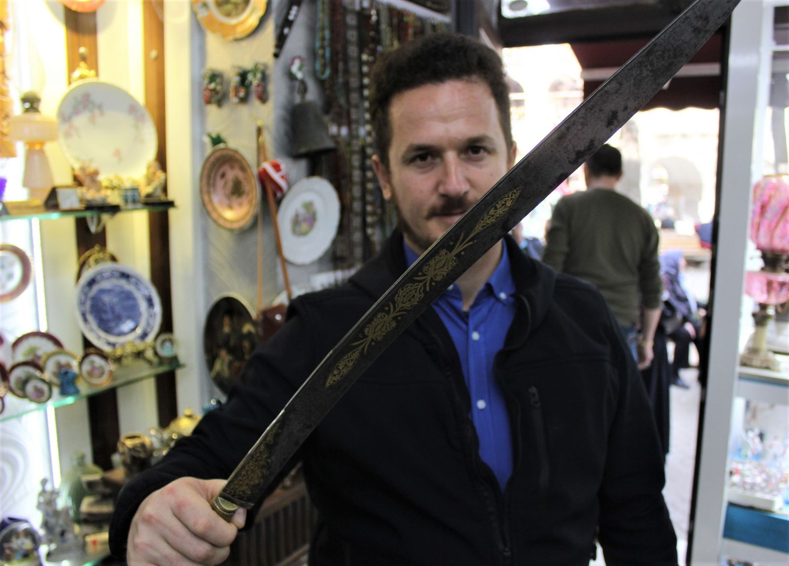 Altın işlemeli tam 218 yıllık... Otomobil fiyatına satışa çıkartıldı