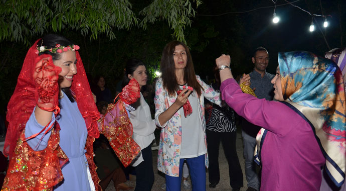 Adı Marilyn’di ‘Meryem’ oldu: Amerikalı geline kına gecesi