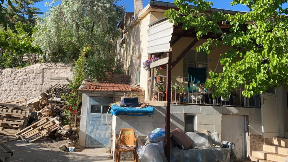 Kırık kiremitleri değiştirmek isterken canından oluyordu