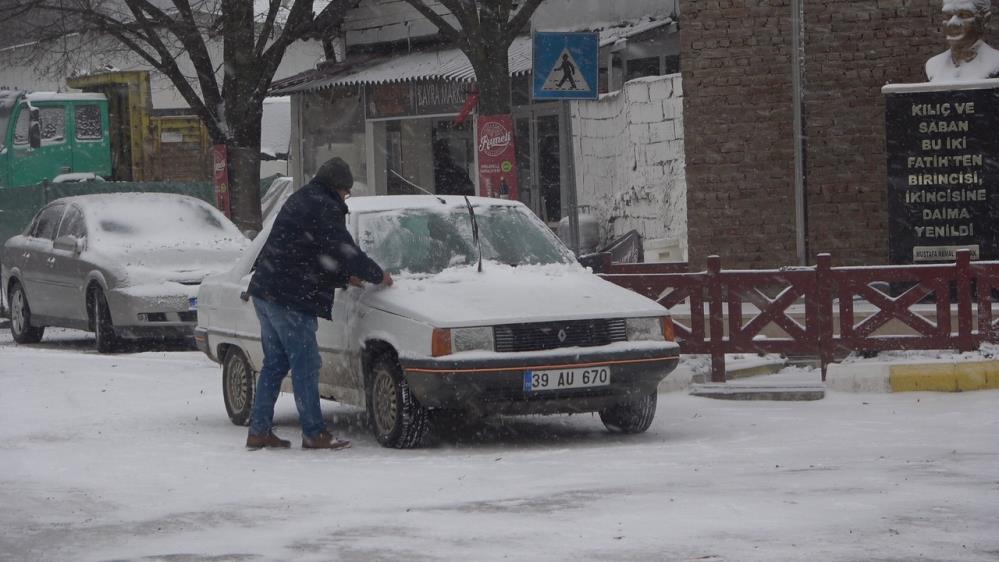 Kırklareli'nde yoğun yağış: Kar kalınlığı 10 santimetreye ulaştı