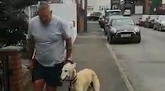 Ayağı kırılınca köpeği de topallamaya başladı Ayağı kırılınca köpeği de topallamaya başladı