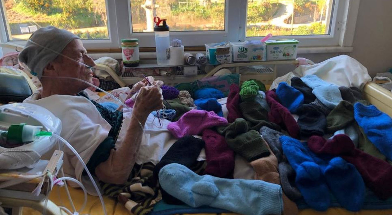 Türk askeri üşümesin diye hasta yatağında yün çorap örüyor