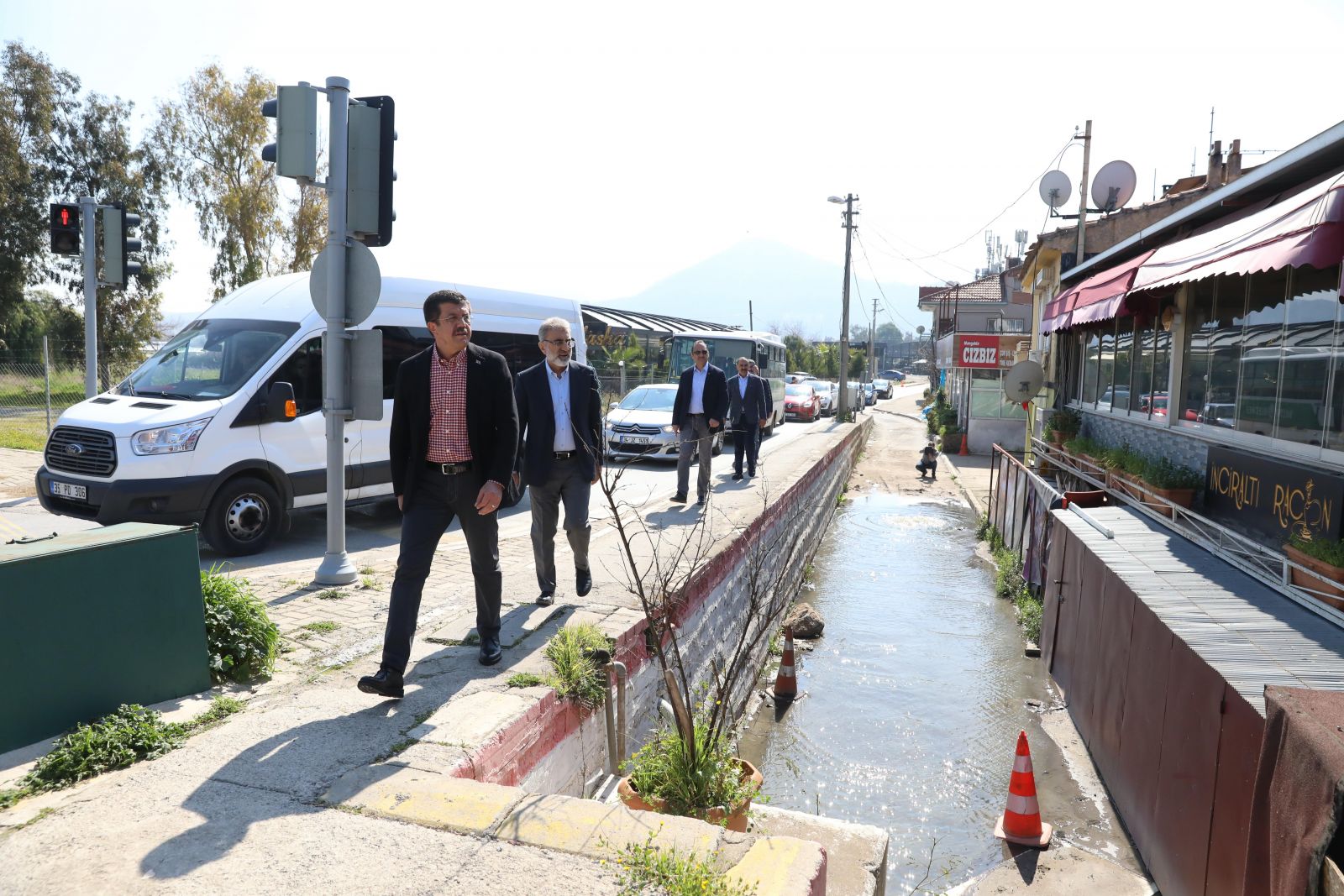 Nihat Zeybekci, denize lağım aktığını görünce şaşırdı