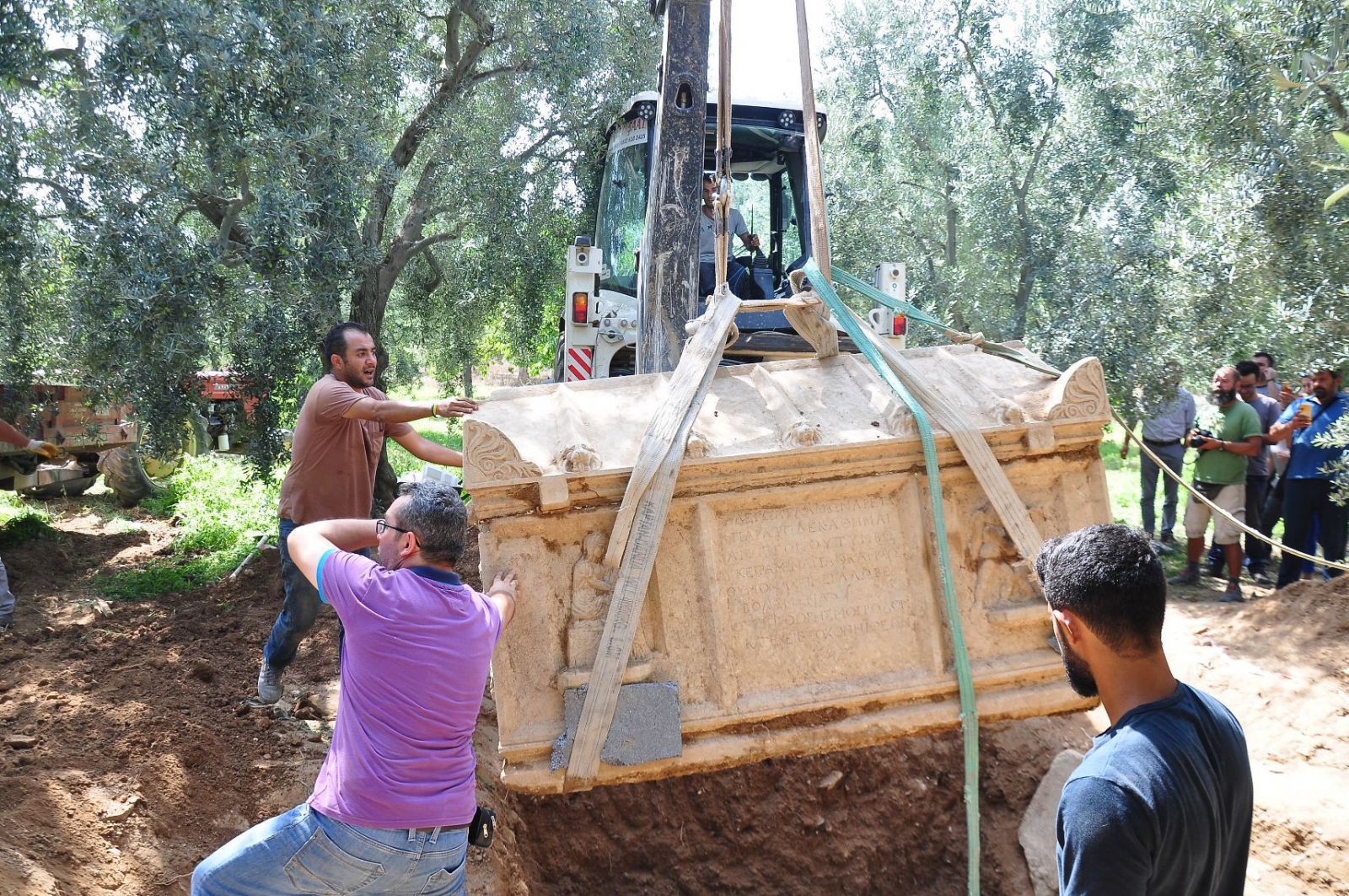 Zeytin bahçesinden lahit fışkırıyor