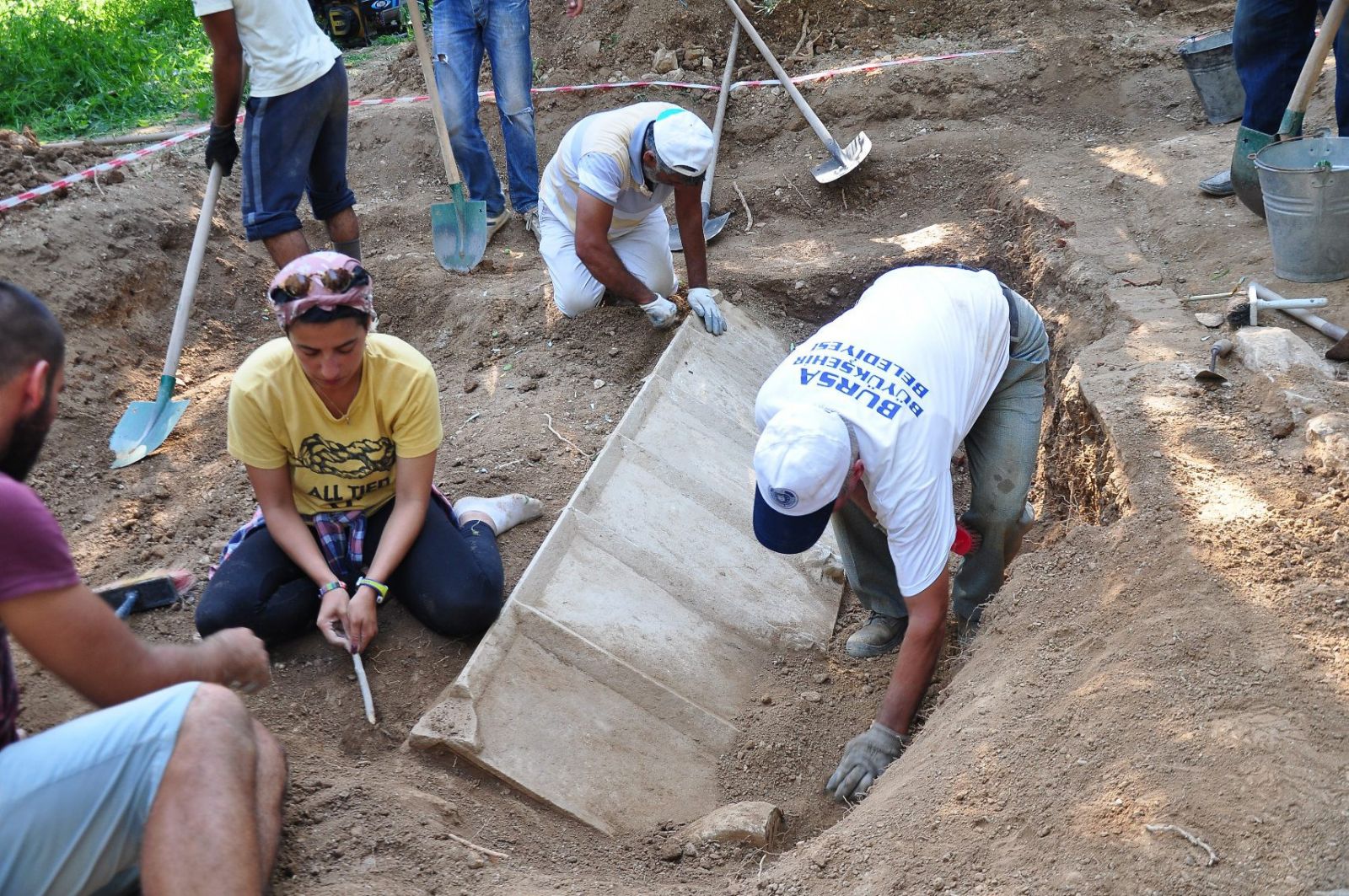 Zeytin bahçesinden lahit fışkırıyor