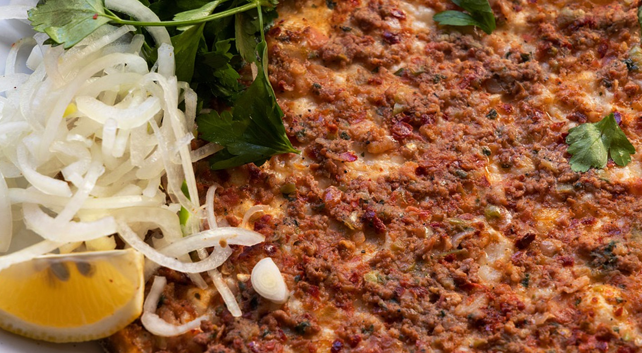 Ayransız olmaz, yemeye doyulmaz: 1 lahmacun kaç kalori? Diyetteyken lahmacun yenir mi? Ayransız olmaz, yemeye doyulmaz: 1 lahmacun kaç kalori? Diyetteyken lahmacun yenir mi?
