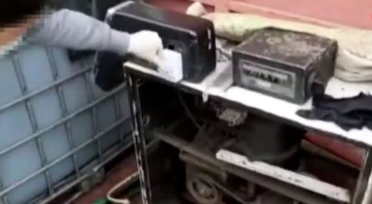 Araçlardan çaldığı akaryakıtı satan hırsız suçüstü yakalandı Araçlardan çaldığı akaryakıtı satan hırsız suçüstü yakalandı