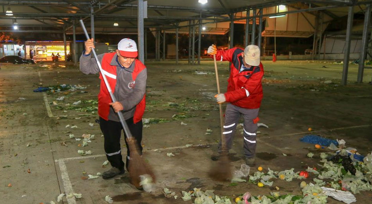 Temizlik işçisi Maykıl Fikret dansıyla mesai arkadaşlarını motive ediyor