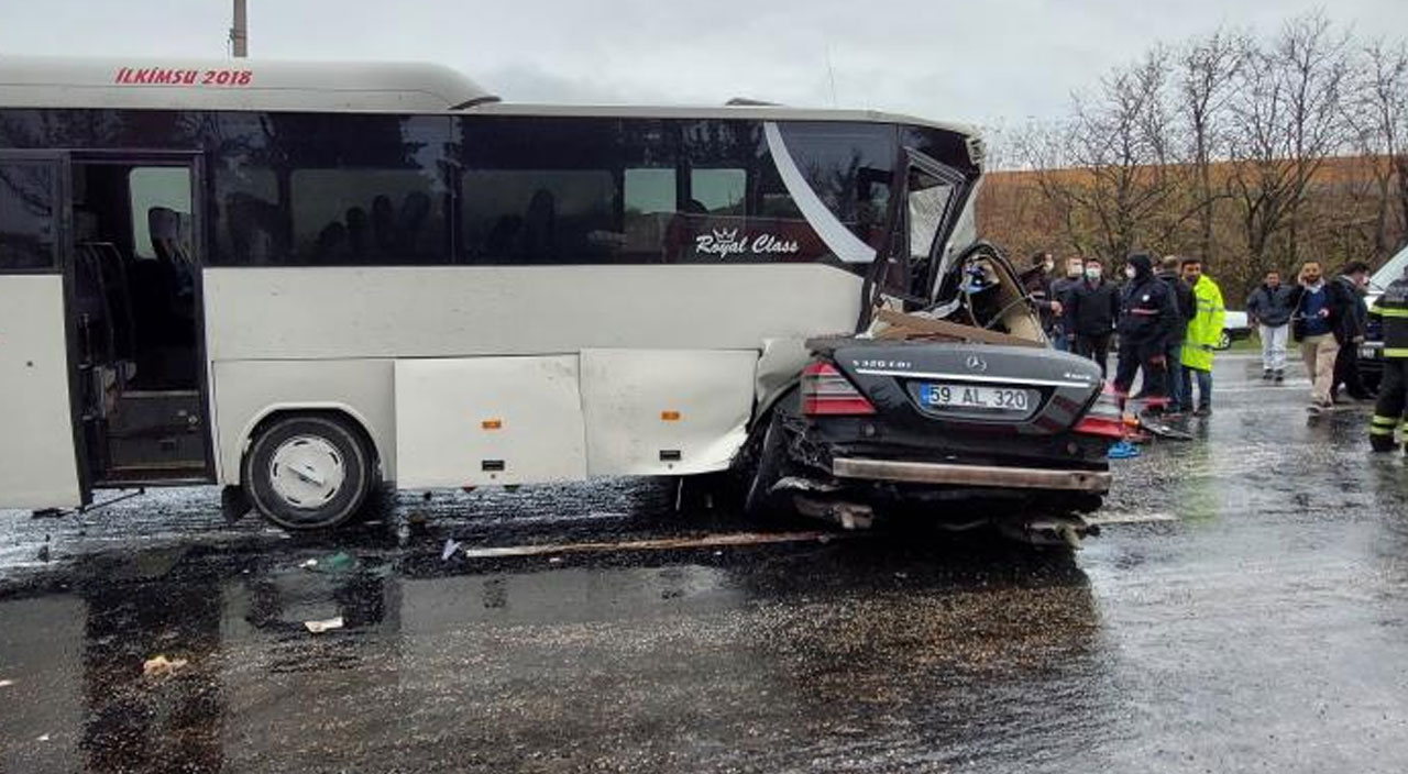 Tekirdağ’da işçi servisi ile otomobil çarpıştı: 2 ölü 15 yaralı Tekirdağ’da işçi servisi ile otomobil çarpıştı: 2 ölü 15 yaralı