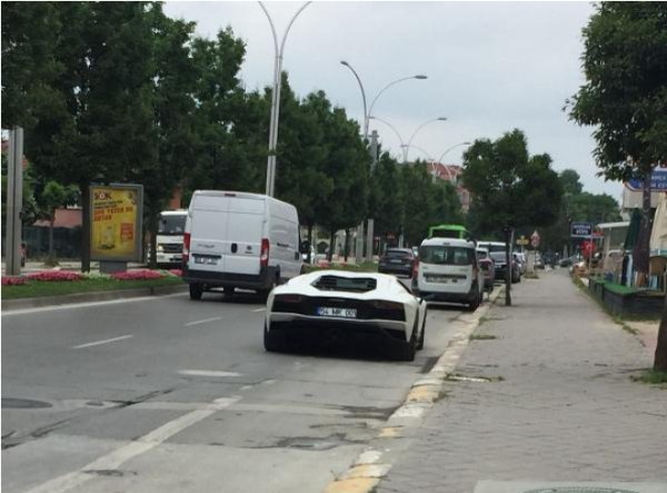 Sofuoğlu, AK Parti binasına Lamborghini'yle geldi