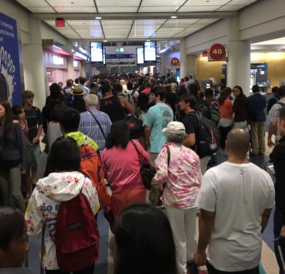 Los Angeles Havalimanı'nda silah sesleri Los Angeles Havalimanı'nda silah sesleri