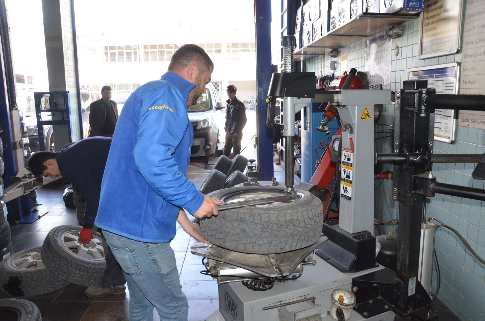 Uzmanlar uyardı: Kış lastikleri, yaz aylarında kazalara sebebiyet verebiliyor