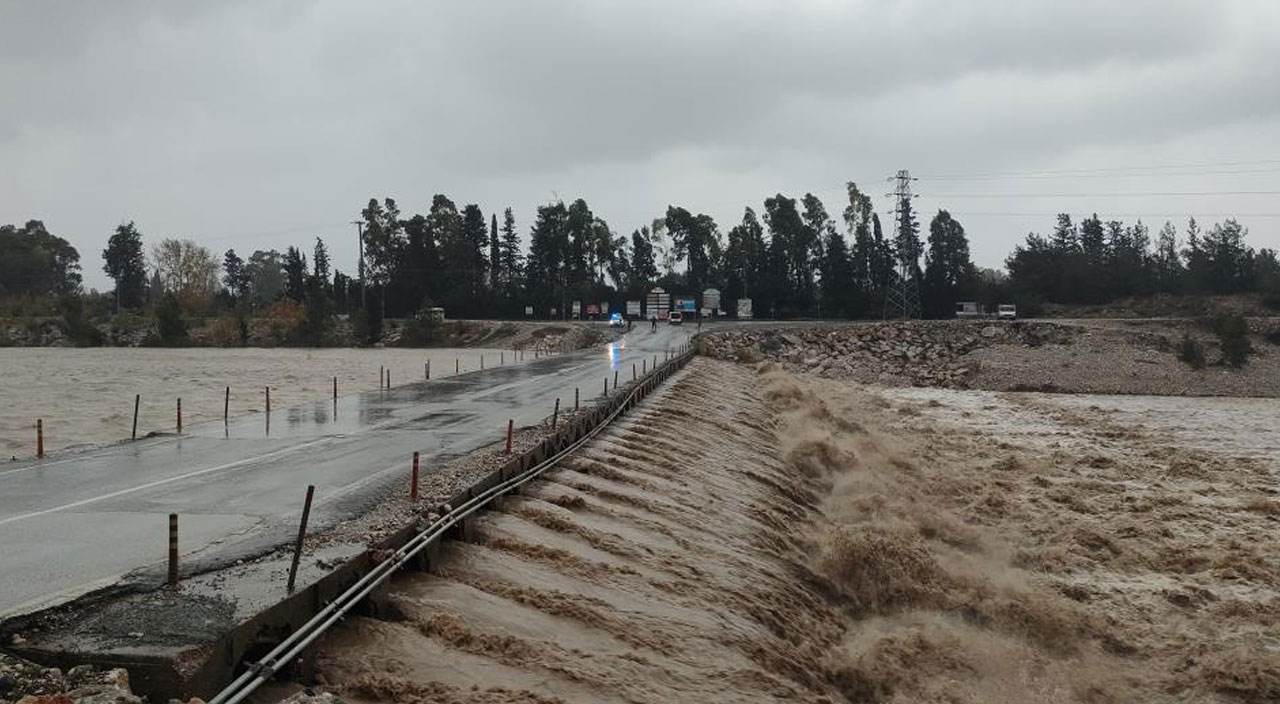Kırmızı kod verilen Antalya'da fırtına şiddetini arttırdı