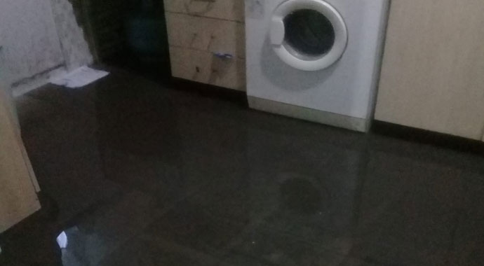 Şiddetli yağış sonrası kanalizasyon suları evini bastı