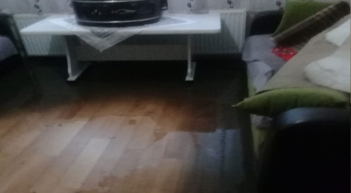 Şiddetli yağış sonrası kanalizasyon suları evini bastı
